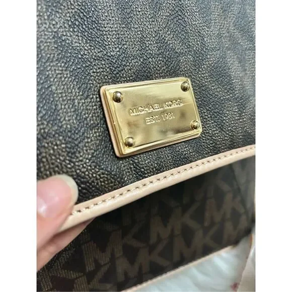 Michael Kors Envelope Clutch iPad cover or reading kindle Modern And stylish - Picture 9 of 9